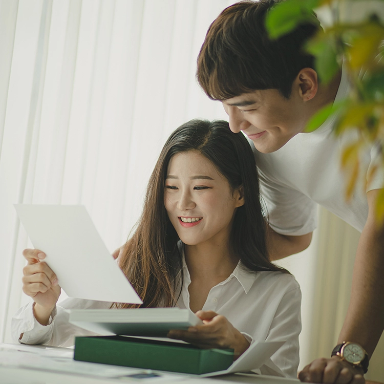 방명록 확인하는 신랑신부